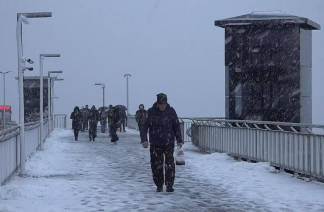 Beylikd&uuml;z&uuml; metrob&uuml;st &uuml;st ge&ccedil;idi karla kaplandı 2