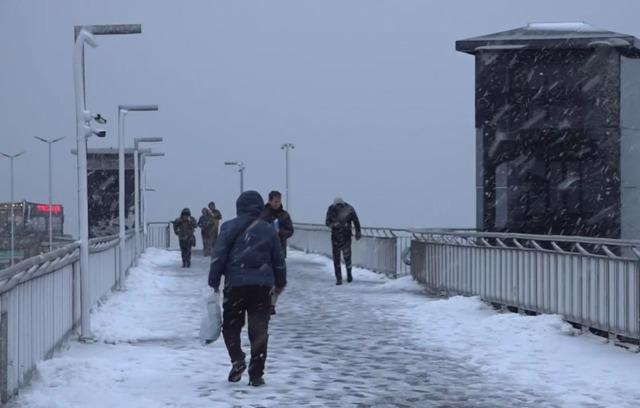 Beylikd&uuml;z&uuml; metrob&uuml;st &uuml;st ge&ccedil;idi karla kaplandı 1