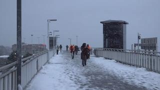 Beylikdüzü metrobüst üst geçidi karla kaplandı