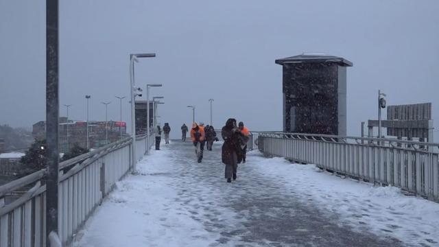 Beylikdüzü metrobüst üst geçidi karla kaplandı