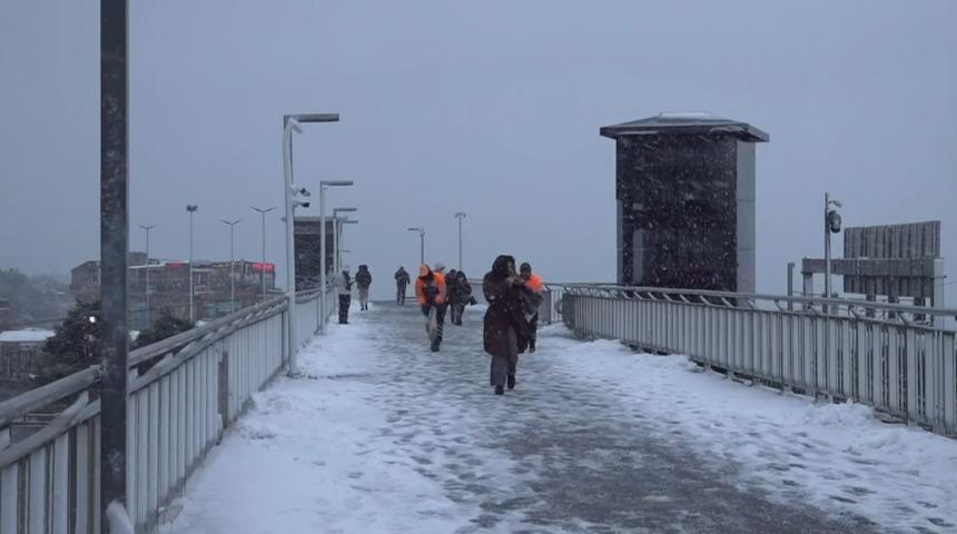 Beylikd&uuml;z&uuml; metrob&uuml;st &uuml;st ge&ccedil;idi karla kaplandı
