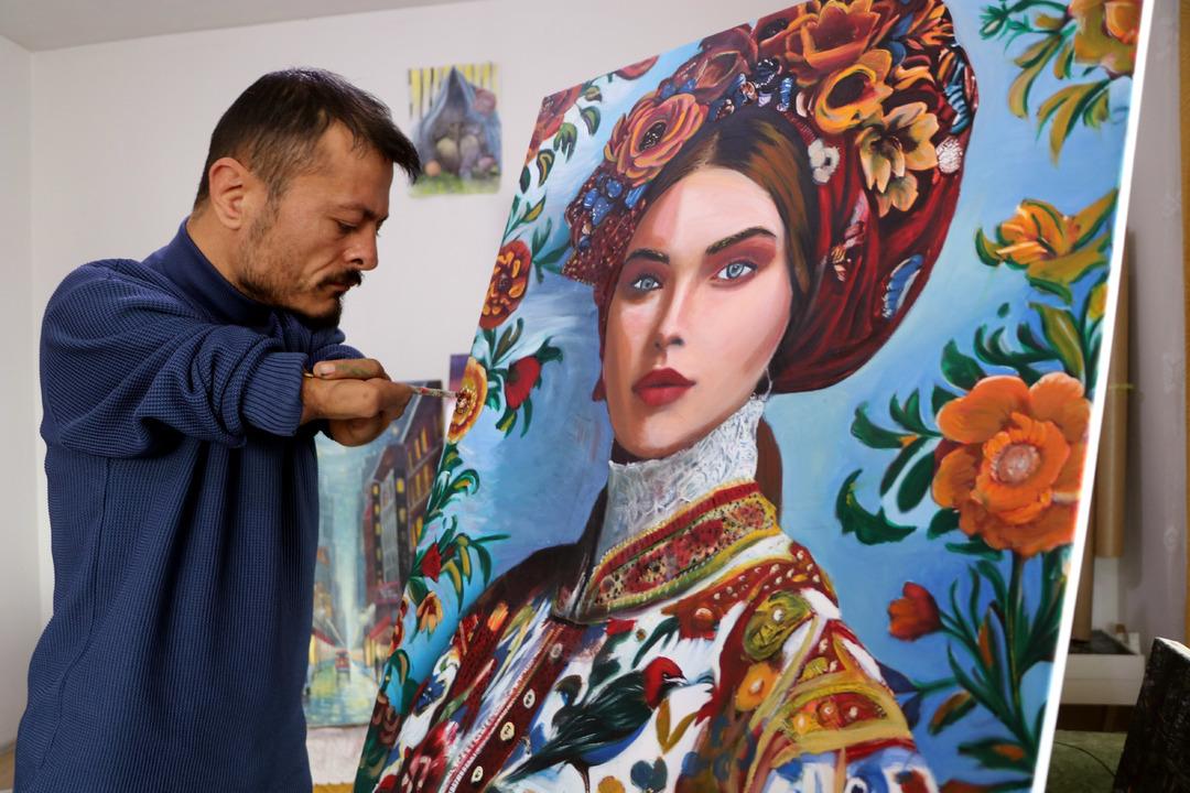 Dirsekleriyle resim &ccedil;iziyor: Siparişlere yetişemiyor! 1