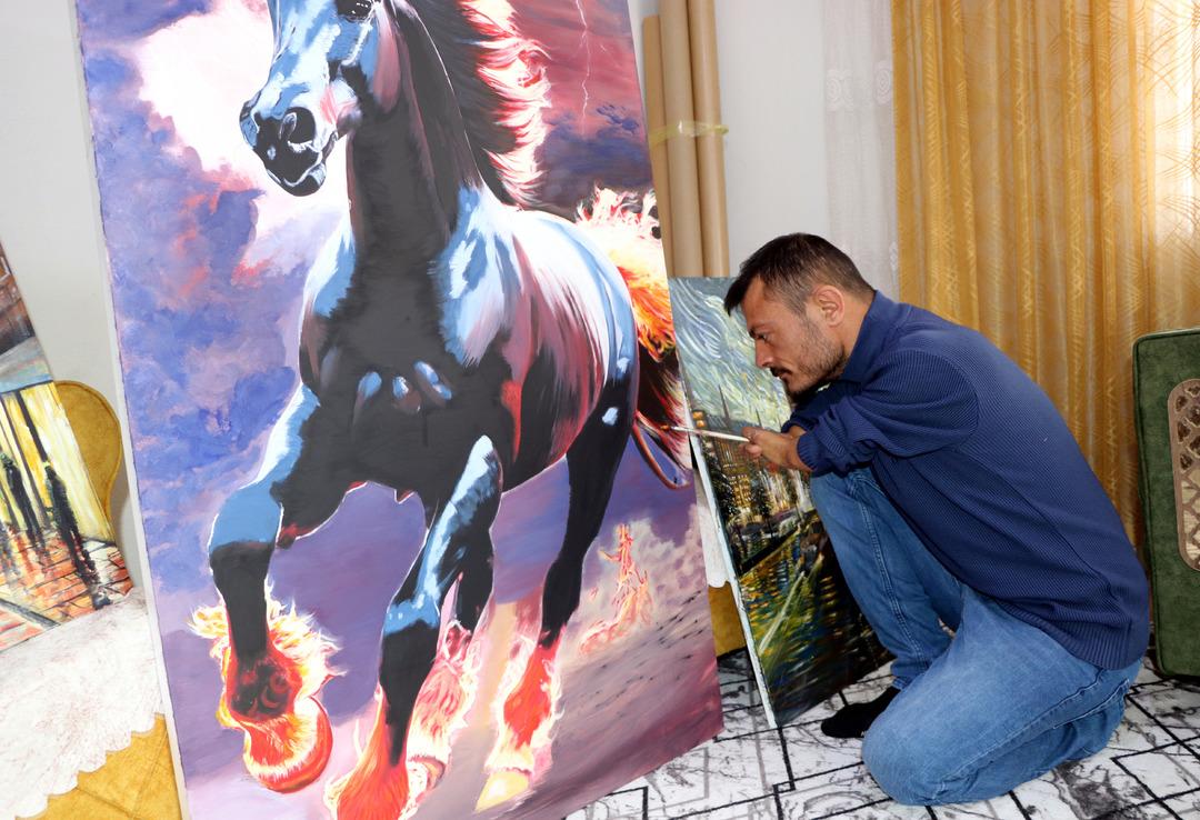 Dirsekleriyle resim &ccedil;iziyor: Siparişlere yetişemiyor! 2