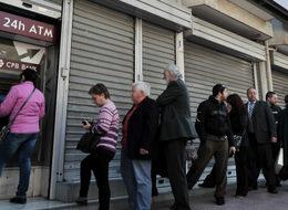 Yunanistan'da bankalara hücum: Bir günde 1 milyar euro çekildi