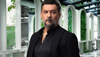 G&uuml;zel oyuncuyla el ele yakalandı! "20 yıllık arkadaşım"