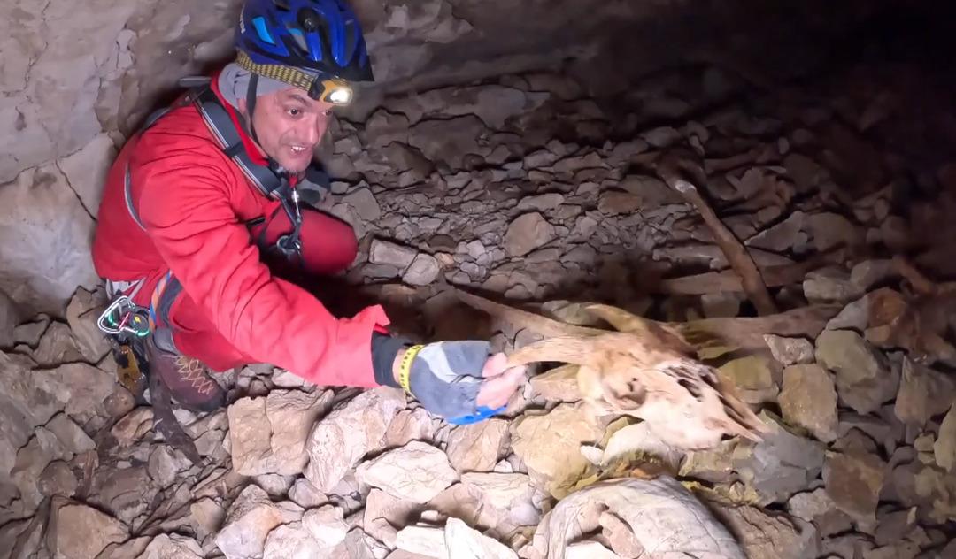 Keşif i&ccedil;in girdikleri mağarada g&ouml;rd&uuml;kleri manzara şaşkına &ccedil;evirdi! 3