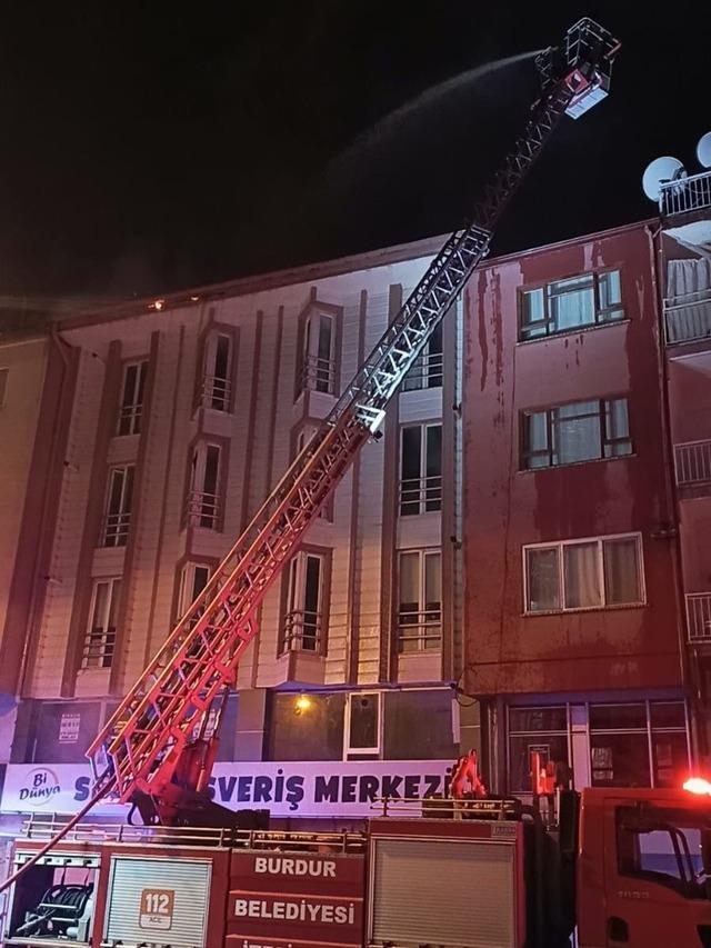 Burdur&rsquo;da 4 katlı binada korkutan yangın 6