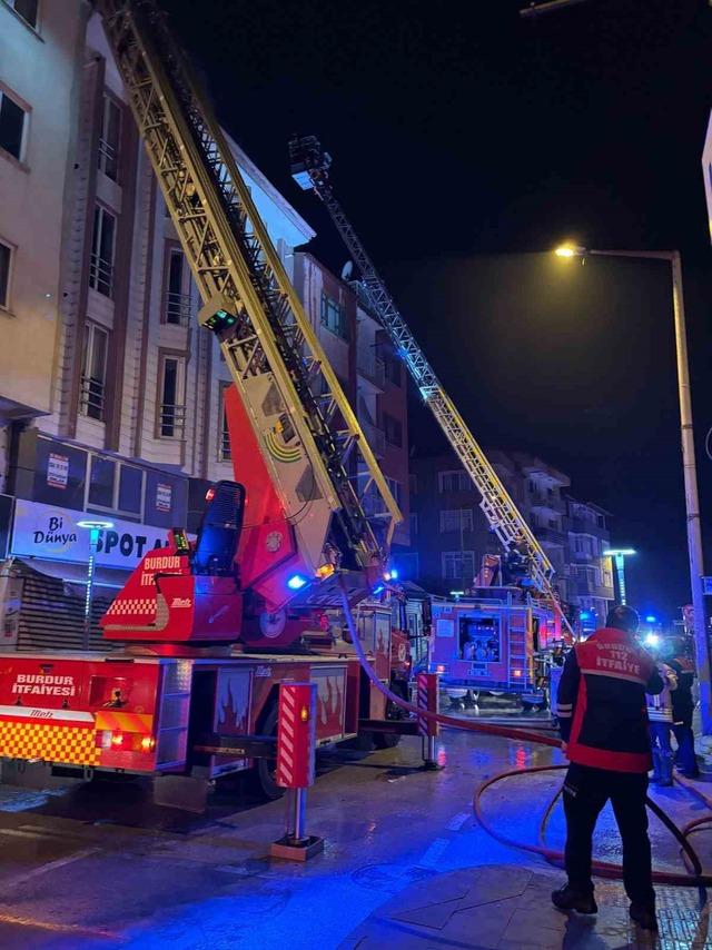 Burdur&rsquo;da 4 katlı binada korkutan yangın 5