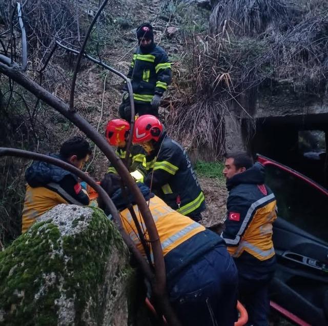 U&ccedil;uruma yuvarlanan ara&ccedil;ta bulunan 2&rsquo;si &ccedil;ocuk 5 kişi yaralandı 3