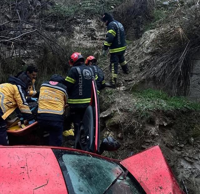 U&ccedil;uruma yuvarlanan ara&ccedil;ta bulunan 2&rsquo;si &ccedil;ocuk 5 kişi yaralandı 2