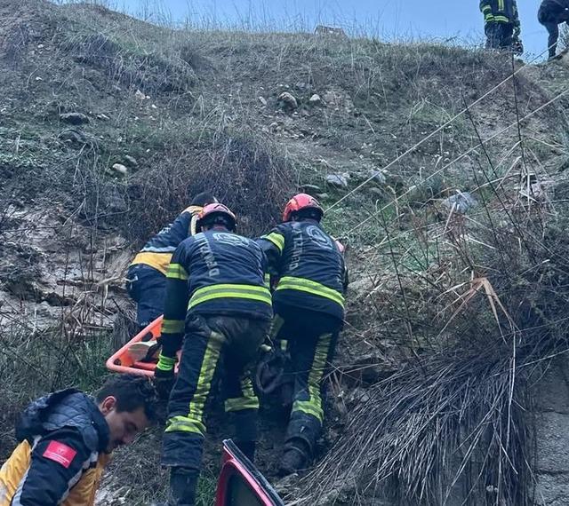 U&ccedil;uruma yuvarlanan ara&ccedil;ta bulunan 2&rsquo;si &ccedil;ocuk 5 kişi yaralandı 1