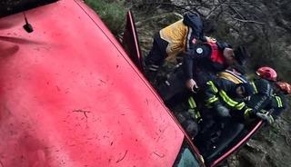 U&ccedil;uruma yuvarlanan ara&ccedil;ta bulunan 2&rsquo;si &ccedil;ocuk 5 kişi yaralandı