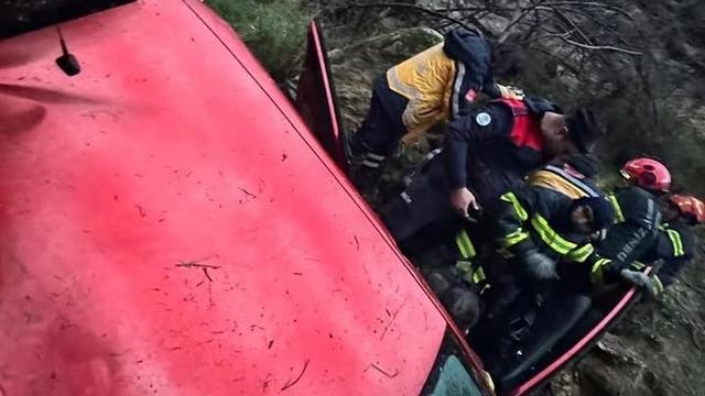 Uçuruma yuvarlanan araçta bulunan 2’si çocuk 5 kişi yaralandı