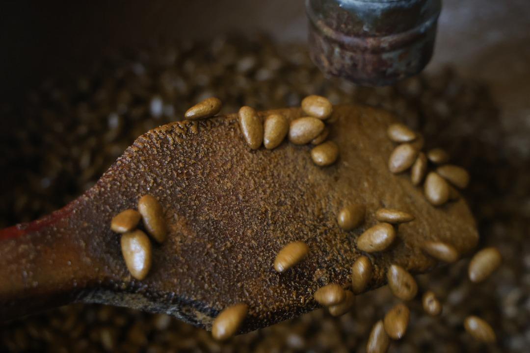 İlk defa yapıldı, seri &uuml;retime ge&ccedil;ildi: T&uuml;rk kahveli badem şekeri!  6