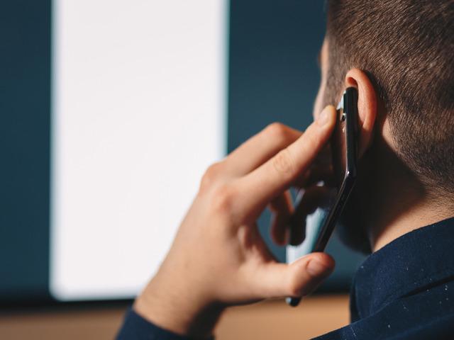 Tek bir c&uuml;mlesiyle 890 bin TL g&ouml;nderdi! 'Banka personeliyim' diyerek telefonla aranınca...