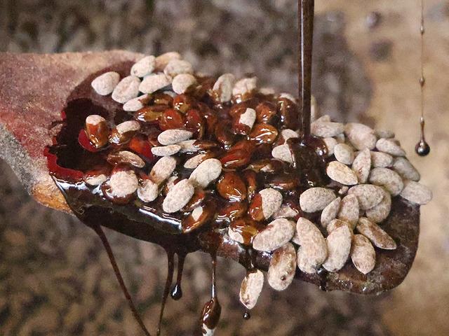 İlk defa yapıldı, seri &uuml;retime ge&ccedil;ildi: T&uuml;rk kahveli badem şekeri! 
