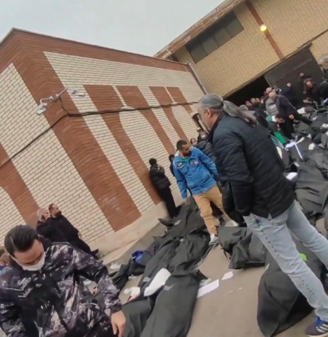 D&uuml;nyanın g&ouml;z&uuml; İran da! Korkun&ccedil; g&ouml;r&uuml;nt&uuml;ler: Ceset torbaları hastane bah&ccedil;esine yığıldı 5