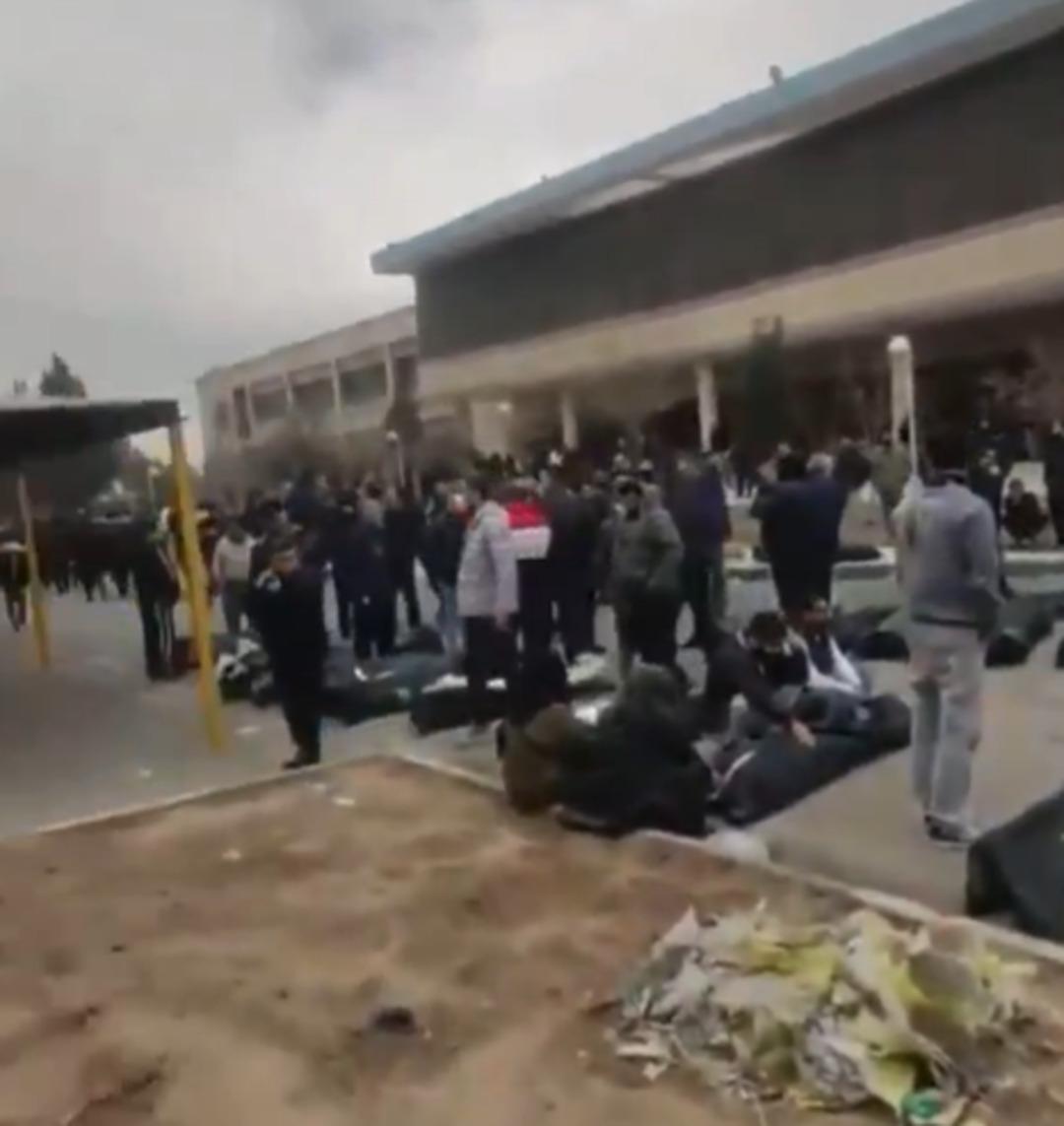 D&uuml;nyanın g&ouml;z&uuml; İran da! Korkun&ccedil; g&ouml;r&uuml;nt&uuml;ler: Ceset torbaları hastane bah&ccedil;esine yığıldı 3