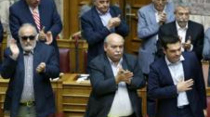 Yunan meclisi 'kemer sıkma referandumunu' onayladı
