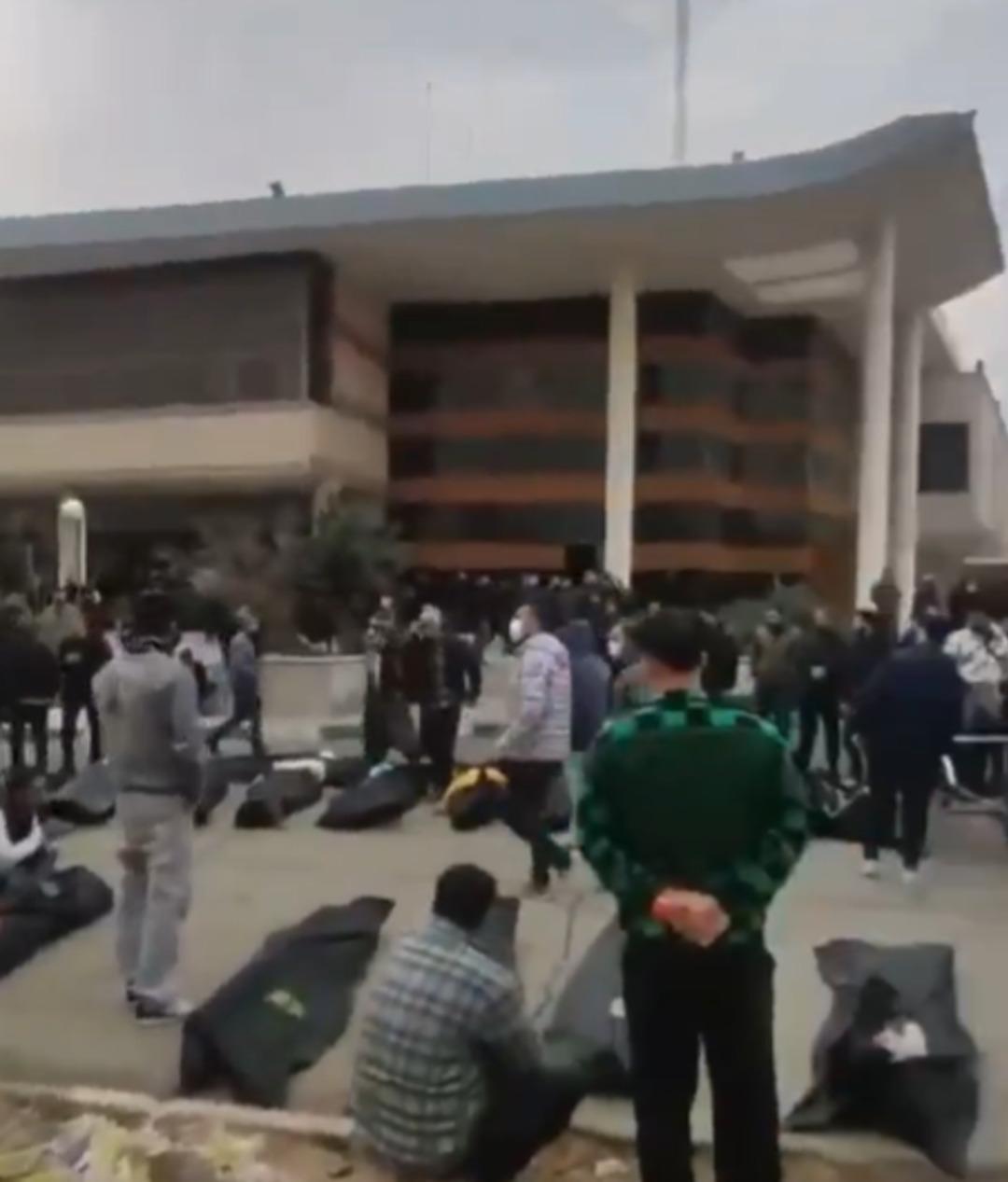 D&uuml;nyanın g&ouml;z&uuml; İran da! Korkun&ccedil; g&ouml;r&uuml;nt&uuml;ler: Ceset torbaları hastane bah&ccedil;esine yığıldı 2