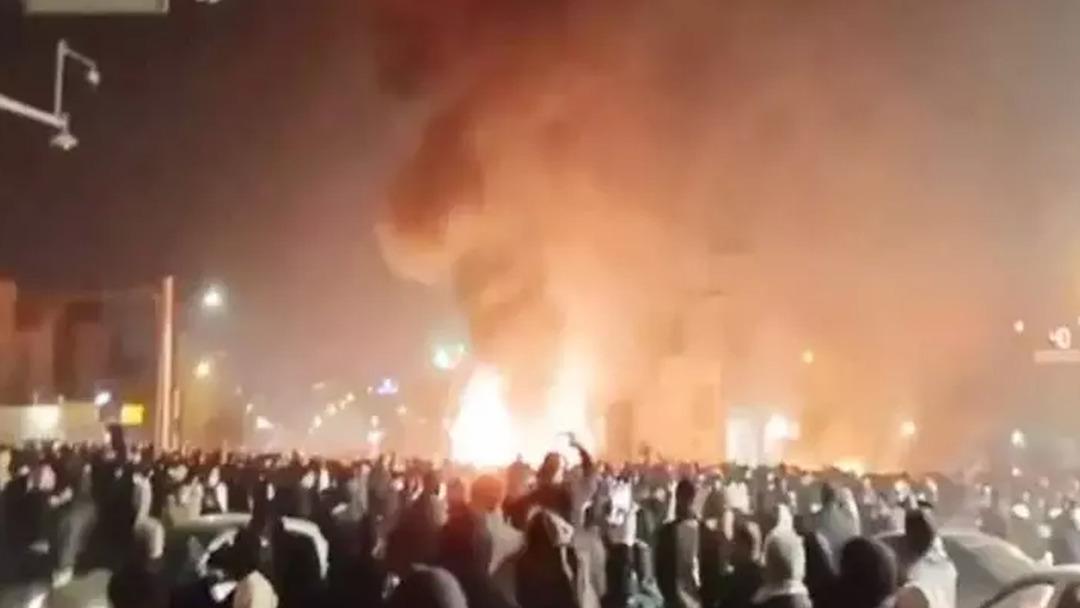 D&uuml;nyanın g&ouml;z&uuml; İran da! Korkun&ccedil; g&ouml;r&uuml;nt&uuml;ler: Ceset torbaları hastane bah&ccedil;esine yığıldı 1