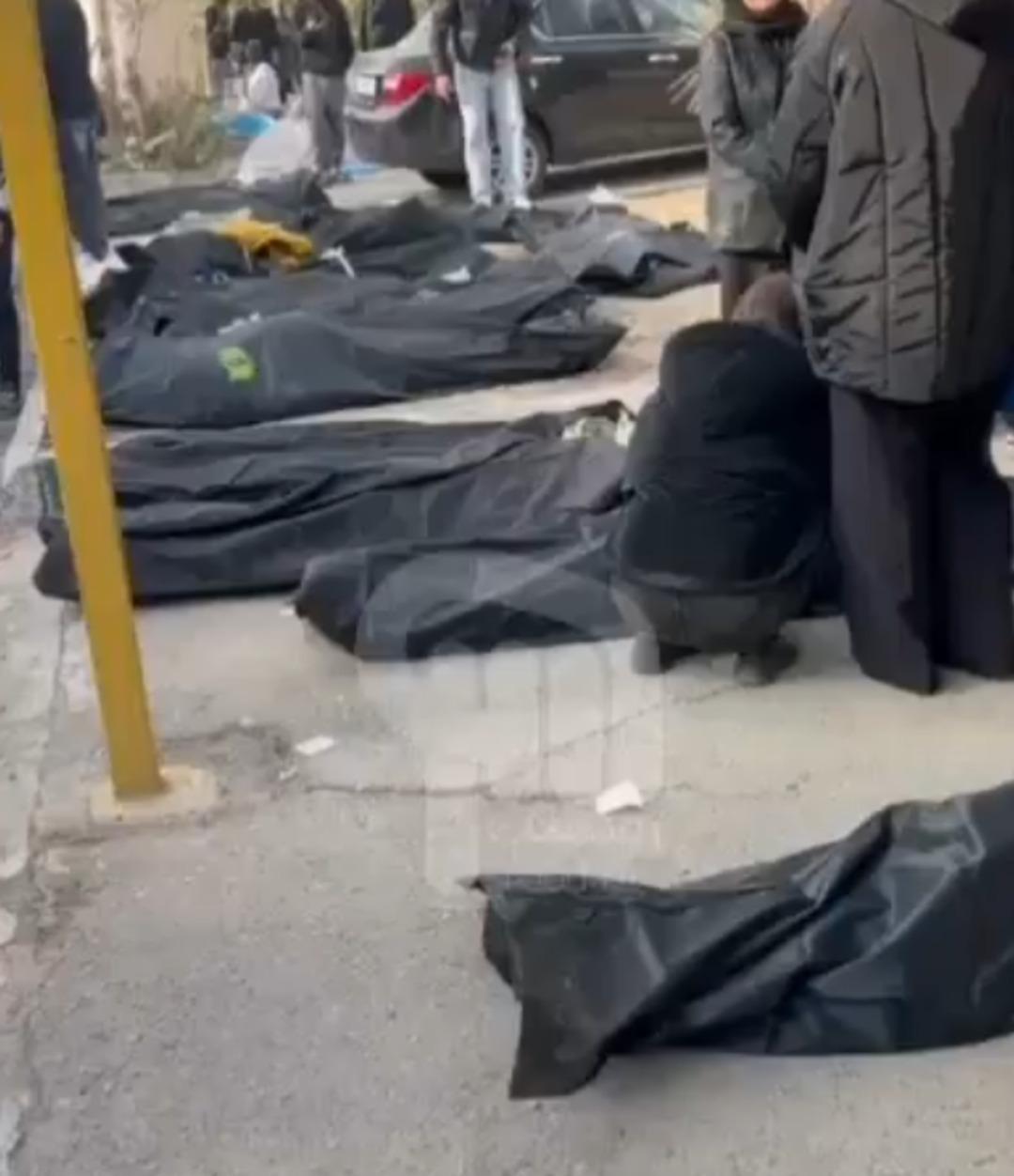 D&uuml;nyanın g&ouml;z&uuml; İran da! Korkun&ccedil; g&ouml;r&uuml;nt&uuml;ler: Ceset torbaları hastane bah&ccedil;esine yığıldı 4