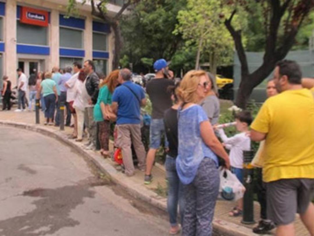 ATM'den para &ccedil;ekmek i&ccedil;in saatlerce bekliyorlar
