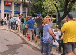 ATM'den para çekmek için saatlerce bekliyorlar