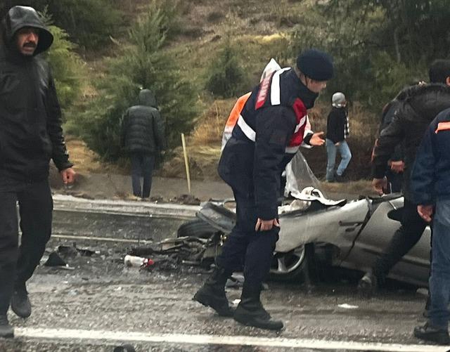 Kafa kafaya &ccedil;arpışma, 3 can kaybı! Adıyaman da otob&uuml;sle &ccedil;arpışan araba pert oldu 4