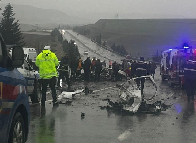 Kafa kafaya &ccedil;arpışma, 3 can kaybı! Adıyaman da otob&uuml;sle &ccedil;arpışan araba pert oldu 3