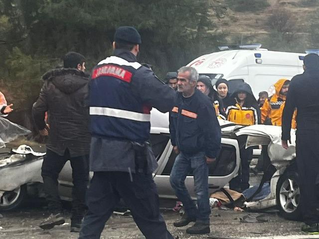 Kafa kafaya &ccedil;arpışma, 3 can kaybı! Adıyaman da otob&uuml;sle &ccedil;arpışan araba pert oldu 1