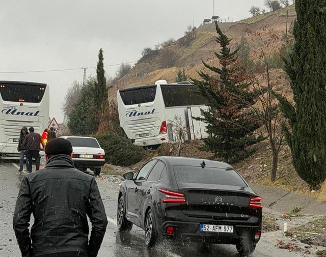 Kafa kafaya &ccedil;arpışma, 3 can kaybı! Adıyaman da otob&uuml;sle &ccedil;arpışan araba pert oldu 2