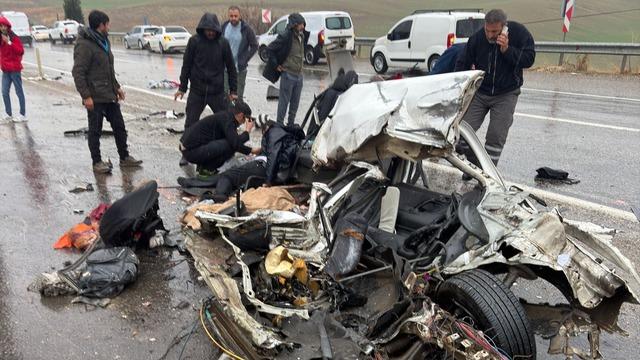 Kafa kafaya çarpışma, 3 can kaybı! Adıyaman'da otobüsle çarpışan araba pert oldu