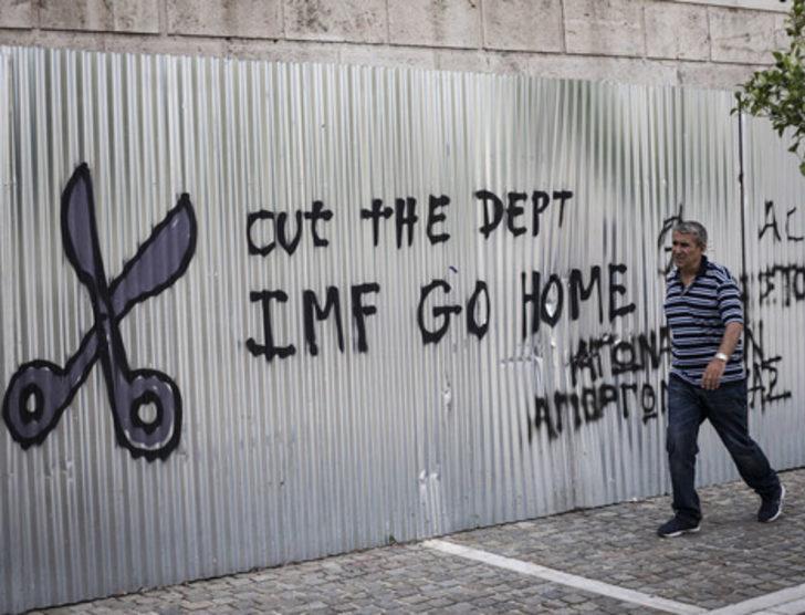 Yunanistan'da krizi özetleyen grafitiler