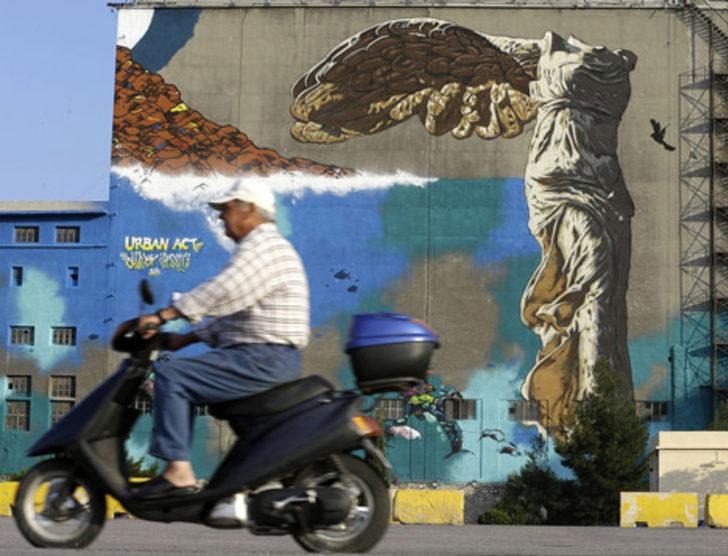 Yunanistan'da krizi özetleyen grafitiler