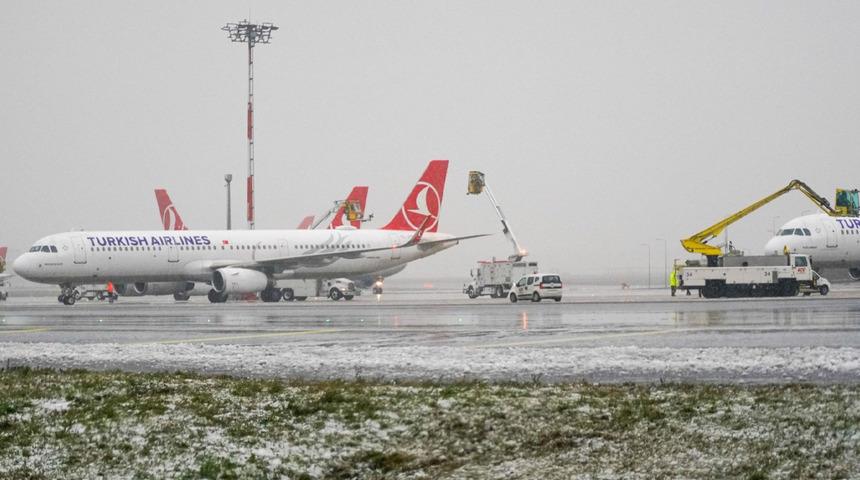 İstanbul Havalimanı'nda pistteki kar miktarı anlık takip ediliyor