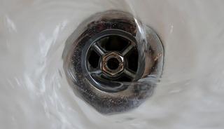 Bakanlık o &uuml;r&uuml;n&uuml;n satışını yasakladı! Lavabo a&ccedil;ıcı raflardan toplatılıyor