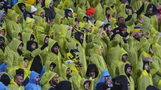 En pahalısı seçilmiş! Fenerbahçeli taraftarlara dağıtılan yağmurlukların maliyeti ortaya çıktı