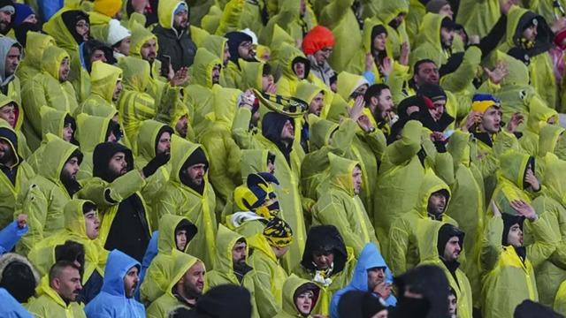 En pahalısı seçilmiş! Fenerbahçeli taraftarlara dağıtılan yağmurlukların maliyeti ortaya çıktı