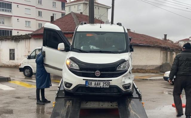 Hasta taşıyan ambulansla hafif ticari ara&ccedil; &ccedil;arpıştı: 8 yaralı 3