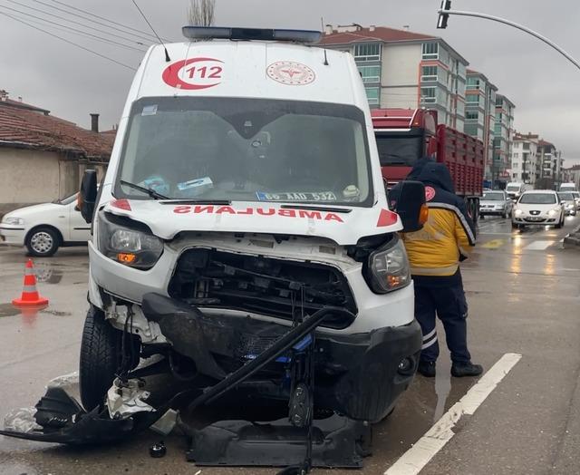 Hasta taşıyan ambulansla hafif ticari ara&ccedil; &ccedil;arpıştı: 8 yaralı 2