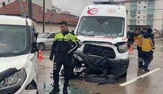 Hasta taşıyan ambulansla hafif ticari ara&ccedil; &ccedil;arpıştı: 8 yaralı
