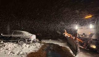 Başkale&rsquo;de yoldan &ccedil;ıkan otomobil kara saplandı