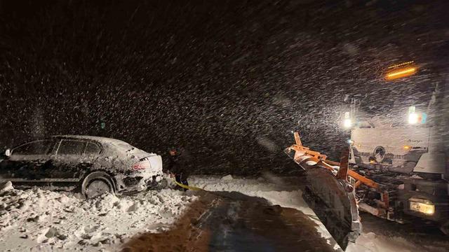 Başkale’de yoldan çıkan otomobil kara saplandı