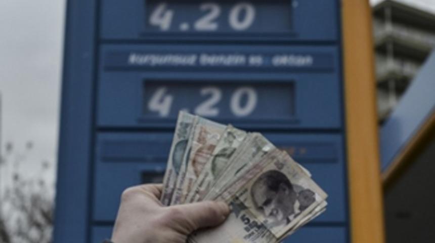 Bir depoda 20 lira cepte kaldı