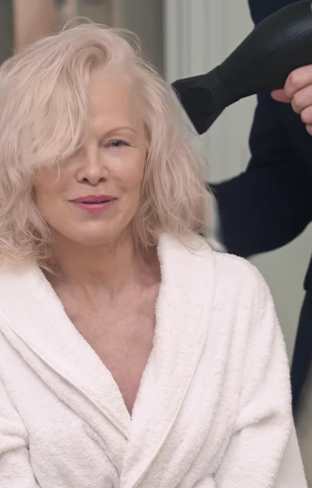 Makyajı bıraktı! Pamela Anderson Altın K&uuml;re de b&uuml;y&uuml;ledi 1