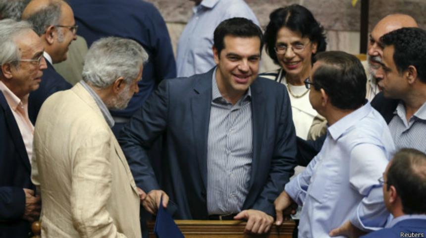 Parlamento Syriza'nın kemer sıkma önlemlerini onayladı