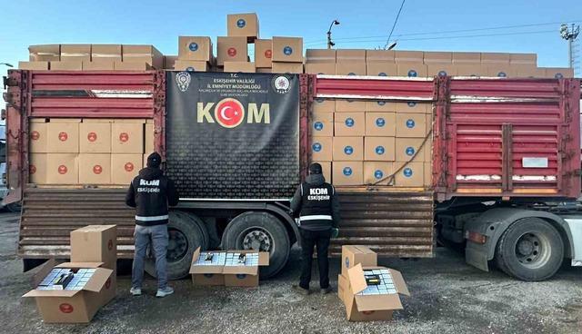 Eskişehir&rsquo;de ka&ccedil;ak t&uuml;t&uuml;n ve makaron ele ge&ccedil;irildi 1