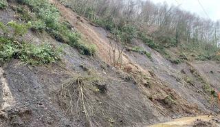 K&ouml;y yolunda tekrar heyelan meydana geldi