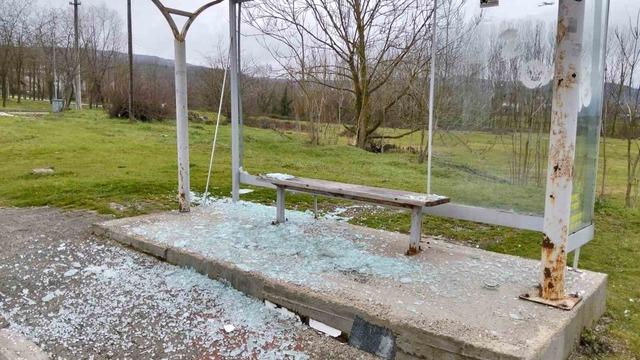 Huzurevi sakinlerinin kullandığı otobüs durağının camlarını kırdılar